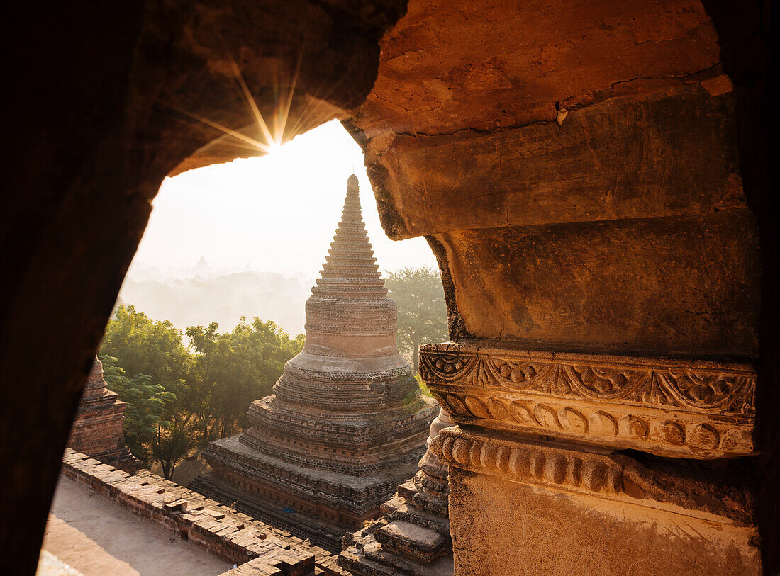 Blick auf Tempel im Morgengrauen, Bagan (Pagan), Mandalay Region, Myanmar (Burma), Asien