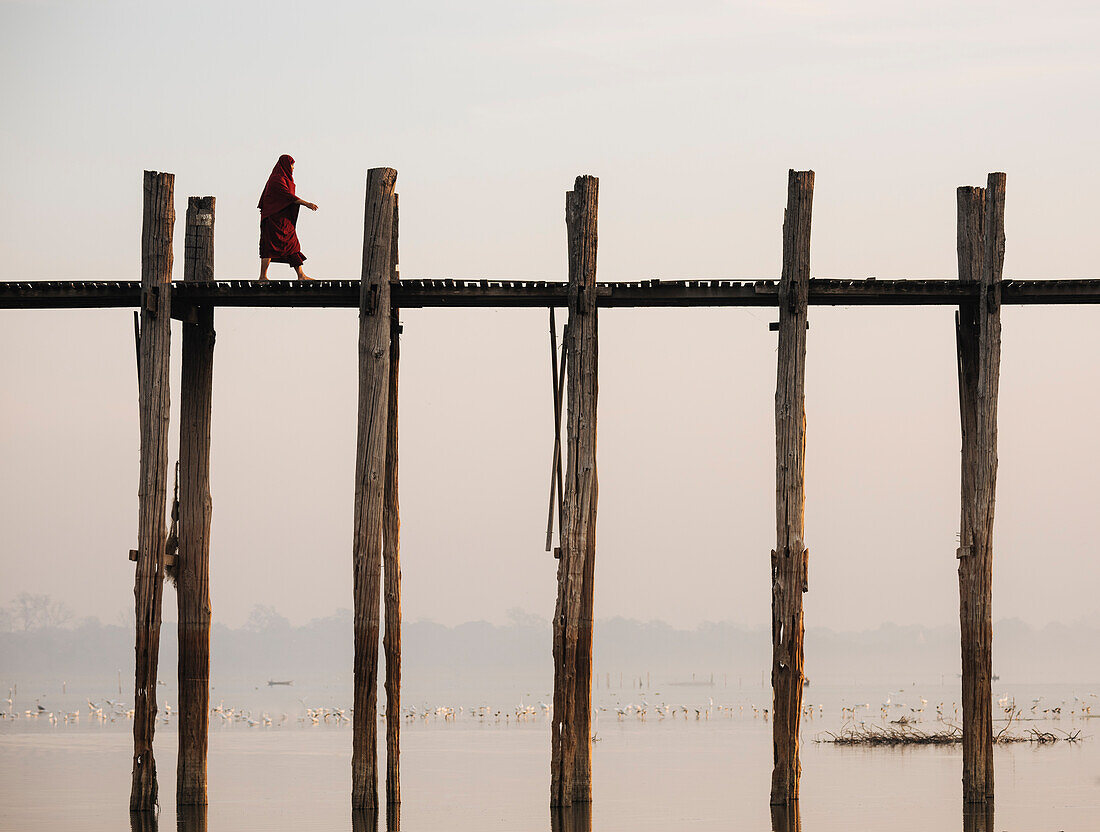 Blick auf U-Bein-Brücke im Morgengrauen, Amarapura, Mandalay, Mandalay Region, Myanmar (Burma), Asien