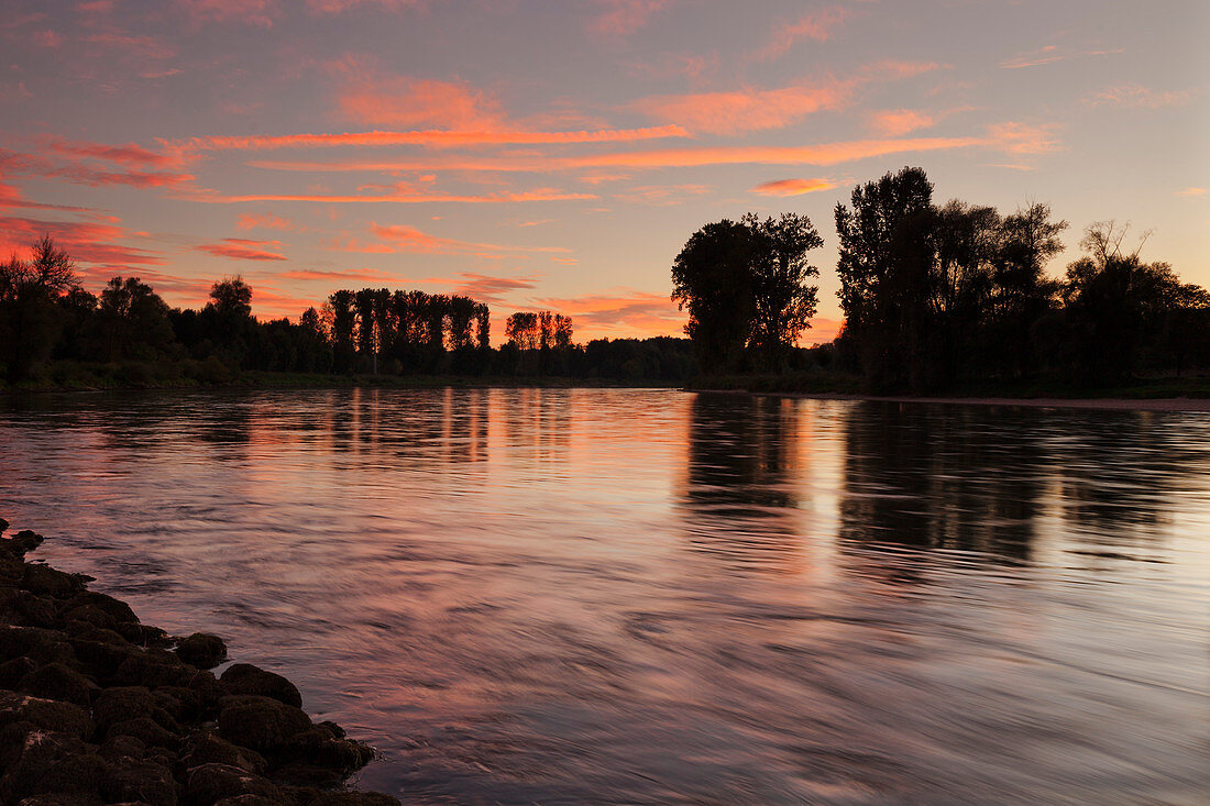 Donau bei Sonnenuntergang, in der Nähe des Klosters Weltenburg, Kelheim, Bayern, Deutschland, Europa