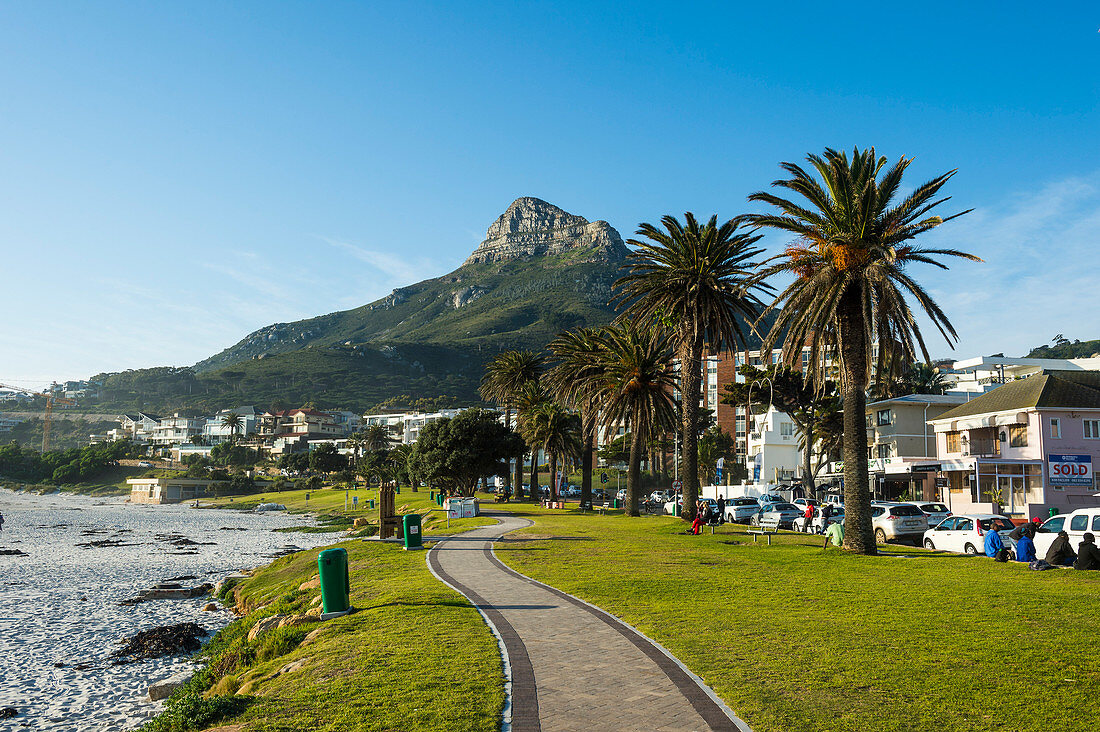 Ufergegend von Camps Bay mit dem Lions Head im Hintergrund, Vorort von Kapstadt, Südafrika, Afrika