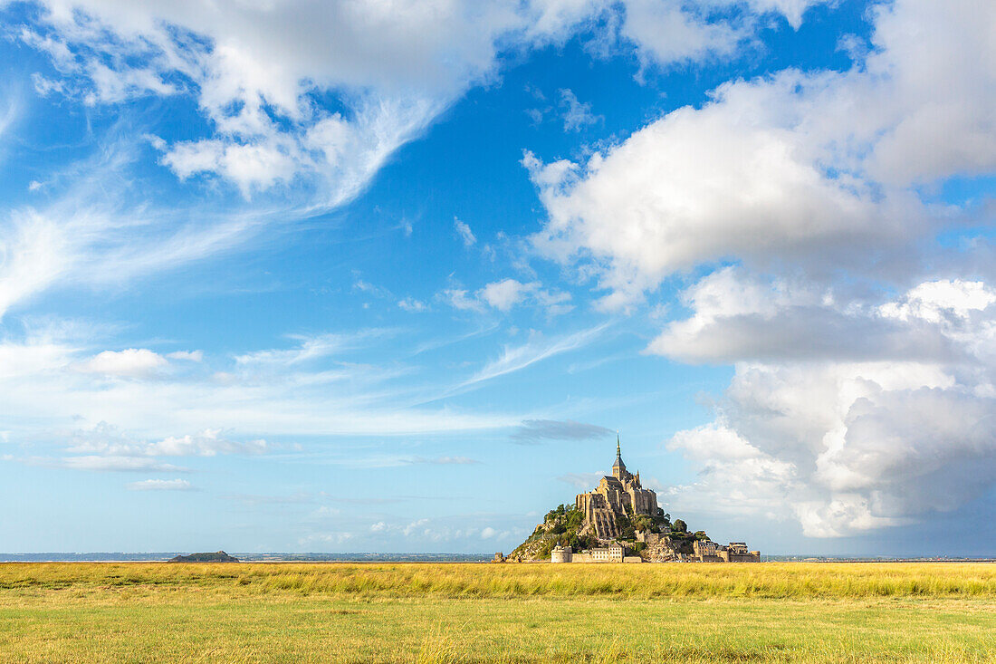 Wolken in den Himmel und Gras im Vordergrund, Mont-Saint-Michel, UNESCO Weltkulturerbe, Normandie, Frankreich, Europa