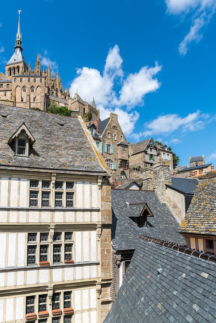 Häuser im Dorfzentrum mit der Abtei oben, UNESCO Weltkulturerbe, Mont-Saint-Michel, Normandie, Frankreich, Europa