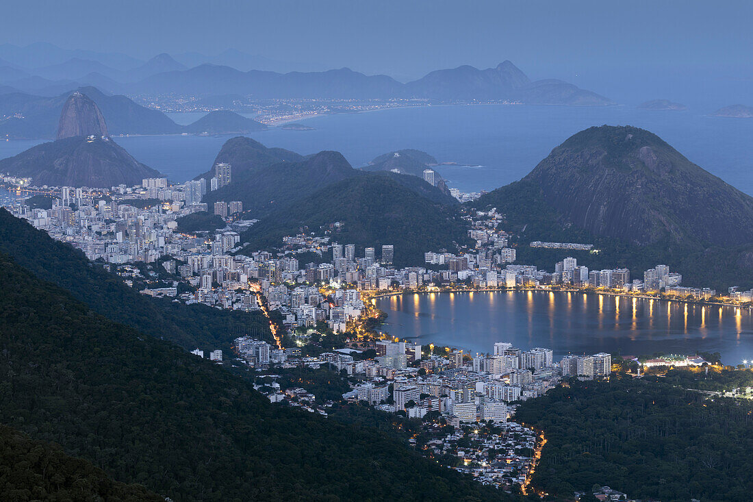 Die Lagoa Rodrigo de Freitas, Zuckerhut und Rio de Janeiro Landschaft vom Tijuca Nationalpark, Rio de Janeiro, Brasilien, Südamerika