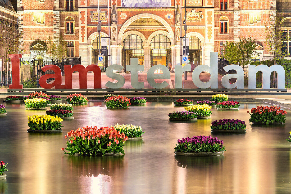 Das Nationale Rijksmuseum umrahmt von Blumenvasen, die in Wasser, Amsterdam, Holland, Niederlande, Europa schwimmen