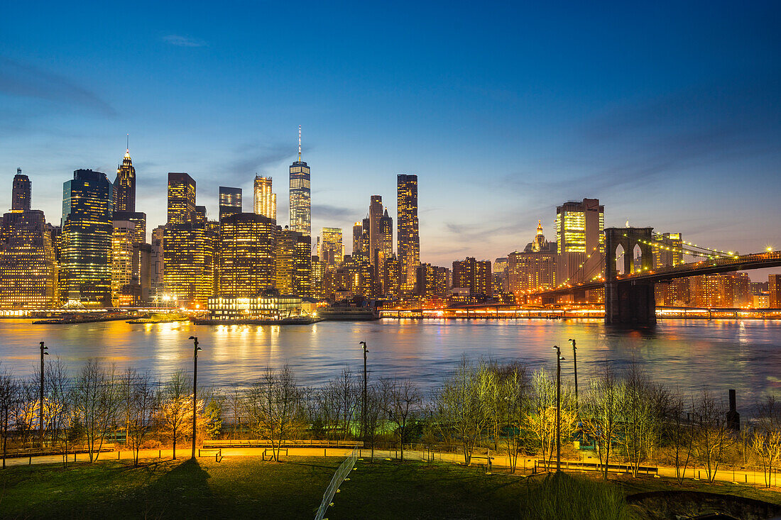 Manhattan Skyline und Brooklyn Bridge in der Dämmerung, New York City, Vereinigte Staaten von Amerika, Nordamerika