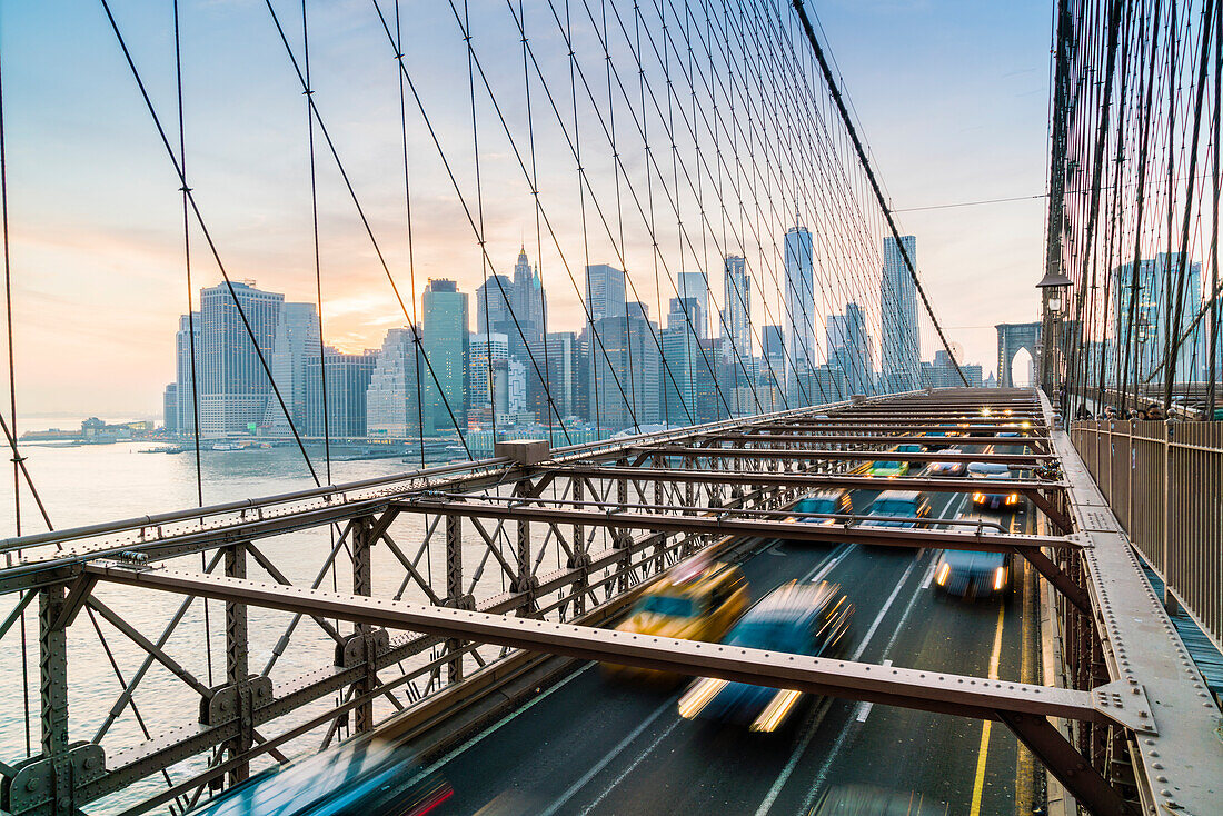 Rush-Stunden-Verkehr auf Brooklyn Bridge und Manhattan Skyline jenseits, New York City, Vereinigte Staaten von Amerika, Nordamerika