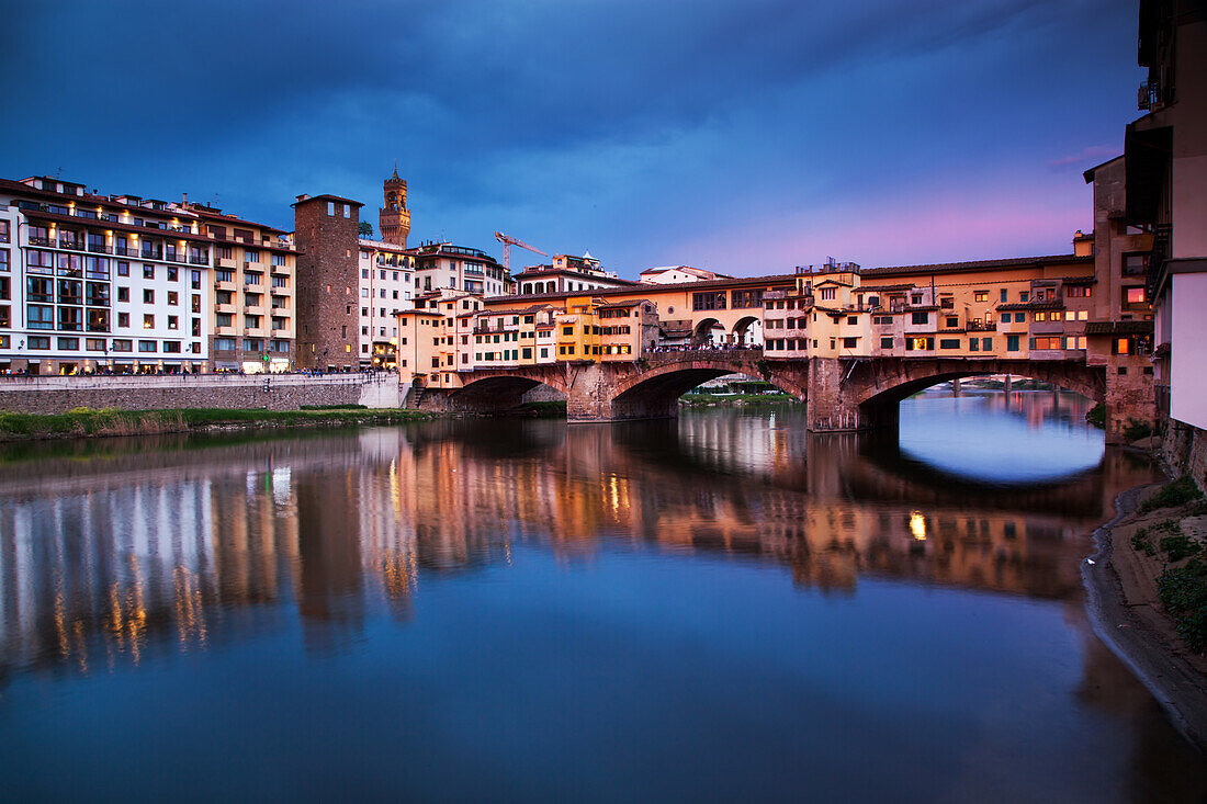Ponte Vecchio in der Nacht spiegelt sich im Fluss Arno, Florenz, UNESCO Weltkulturerbe, Toskana, Italien, Europa