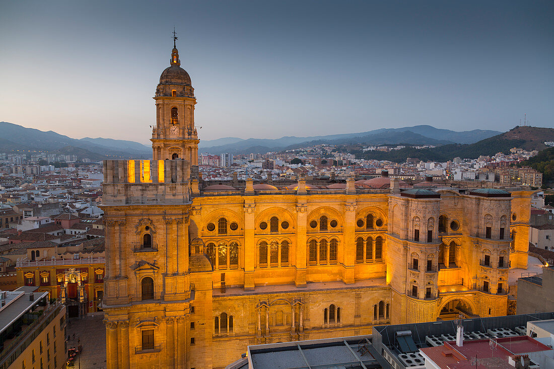Erhöhte Ansicht der Kathedrale von Malaga in der Dämmerung, Malaga, Costa del Sol, Andalusien, Spanien, Europa