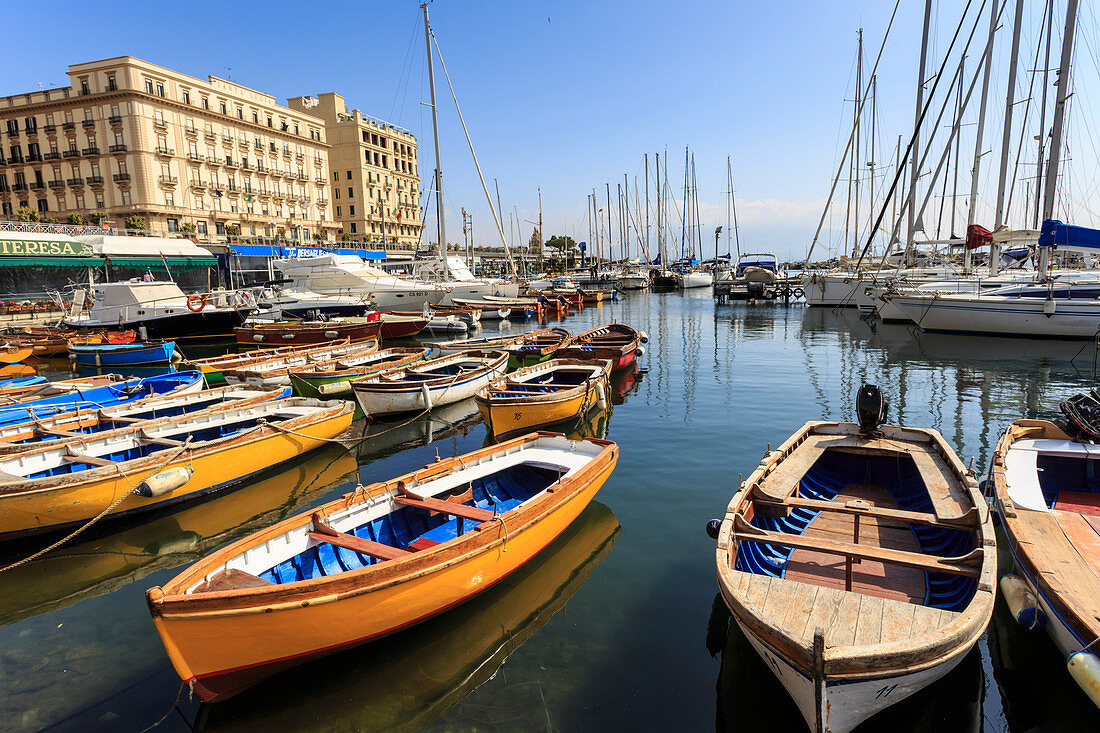 Yachten und bunte Ruderboote im Yachthafen Borgo Marinaro, Vesuv in der Ferne, Chiaia, Stadt Neapel, Kampanien, Italien, Europa