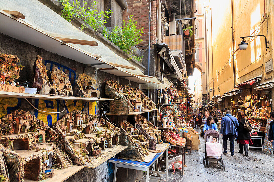 Via San Gregorio Armeno, berühmt für presepi (Weihnachtskrippen), Stadt Neapel Historisches Zentrum, UNESCO Weltkulturerbe, Neapel, Kampanien, Italien, Europa