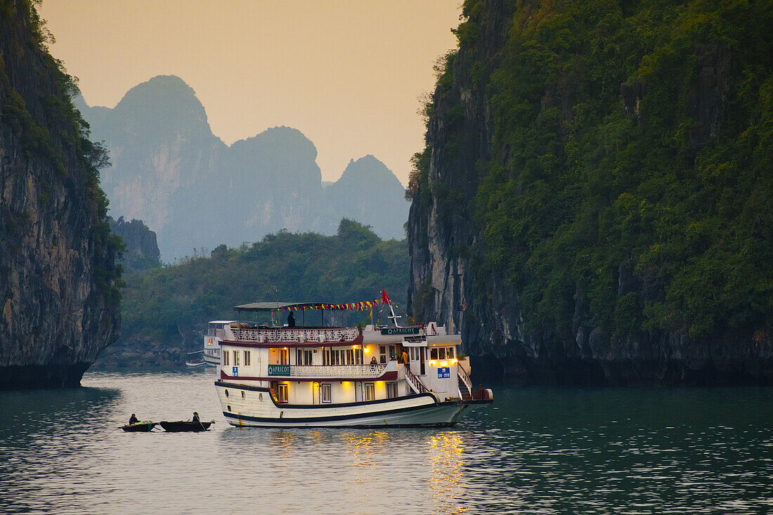Boote auf der Halong-Bucht, UNESCO-Weltkulturerbe, Vietnam, Indochina, Südostasien, Asien