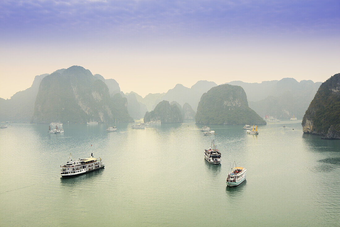 Boote auf der Halong-Bucht, UNESCO-Weltkulturerbe, Vietnam, Indochina, Südostasien, Asien