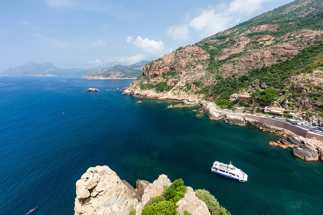 Touristenboot im türkisfarbenen Meer umrahmt von Kalksteinfelsen, Porto, Südkorsika, Frankreich, Mittelmeer, Europa
