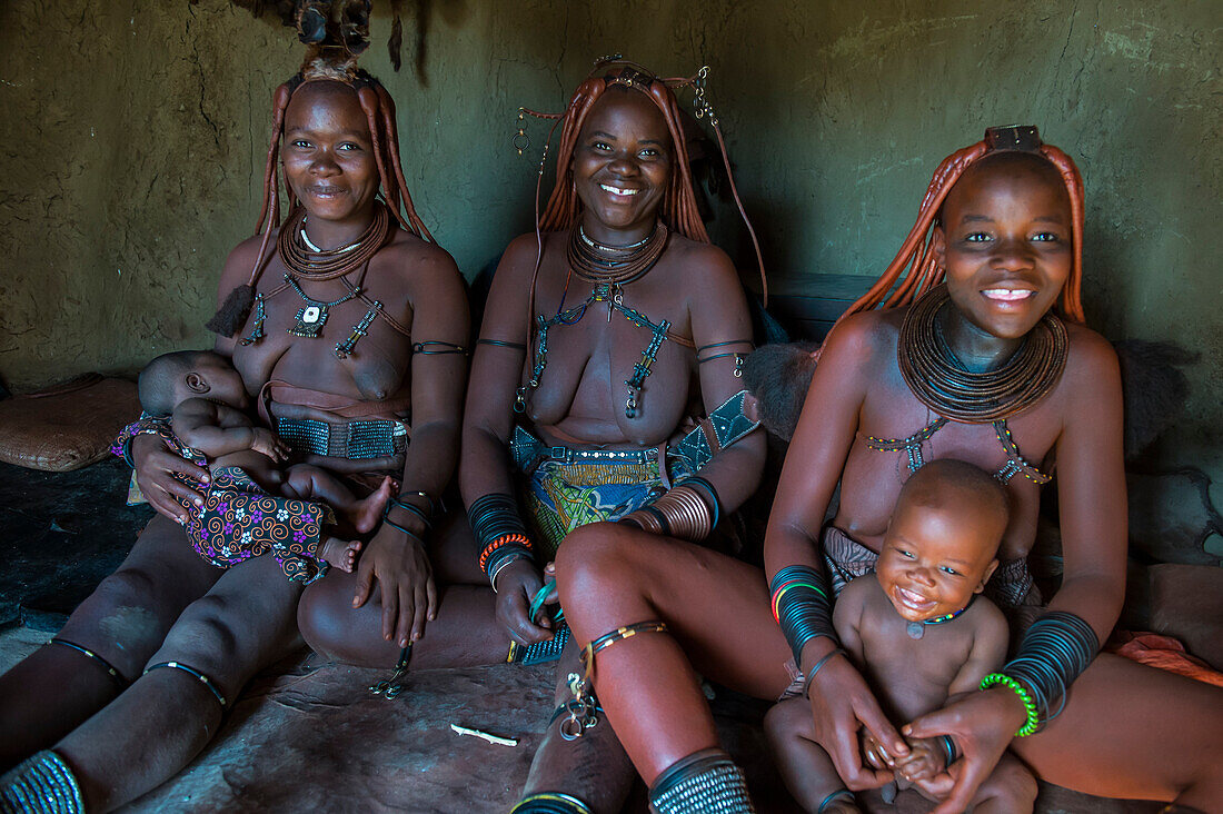 Freundliche Himba Frauen in ihrer Hütte, Kaokoland, Namibia, Afrika