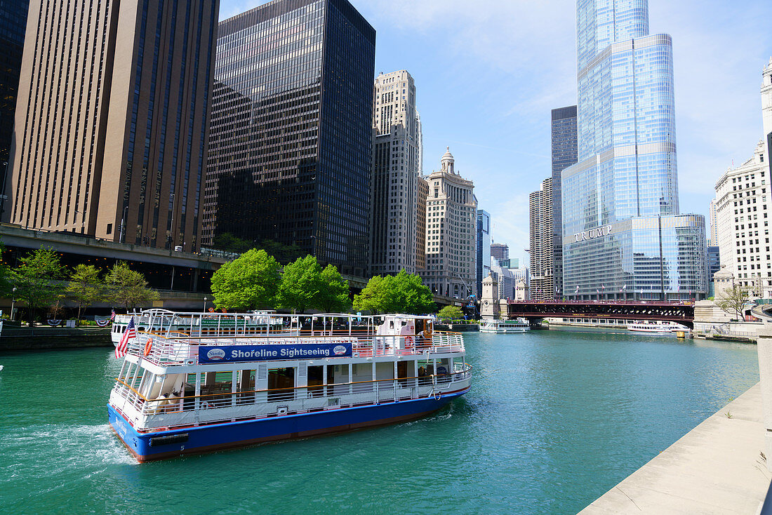 Sightseeing boat on the Chicago River, Chicago, Illinois, United States of America, North America