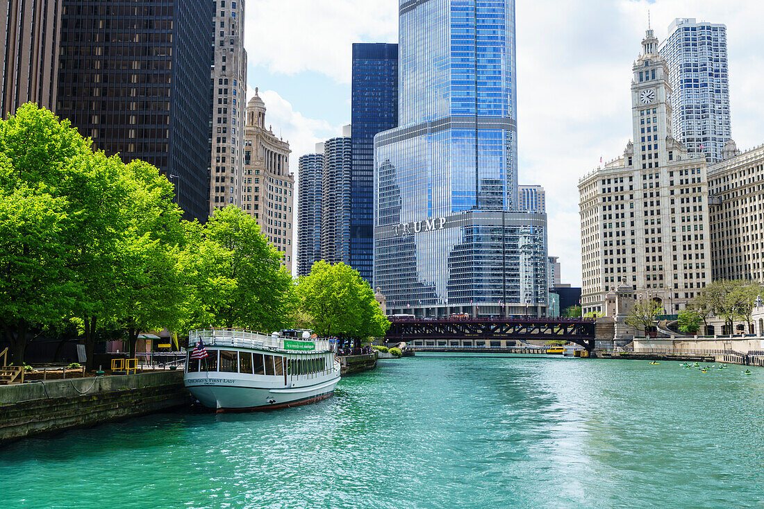 Chicago River mit Trump Tower und Wrigley Building, Chicago, Illinois, Vereinigte Staaten von Amerika, Nordamerika