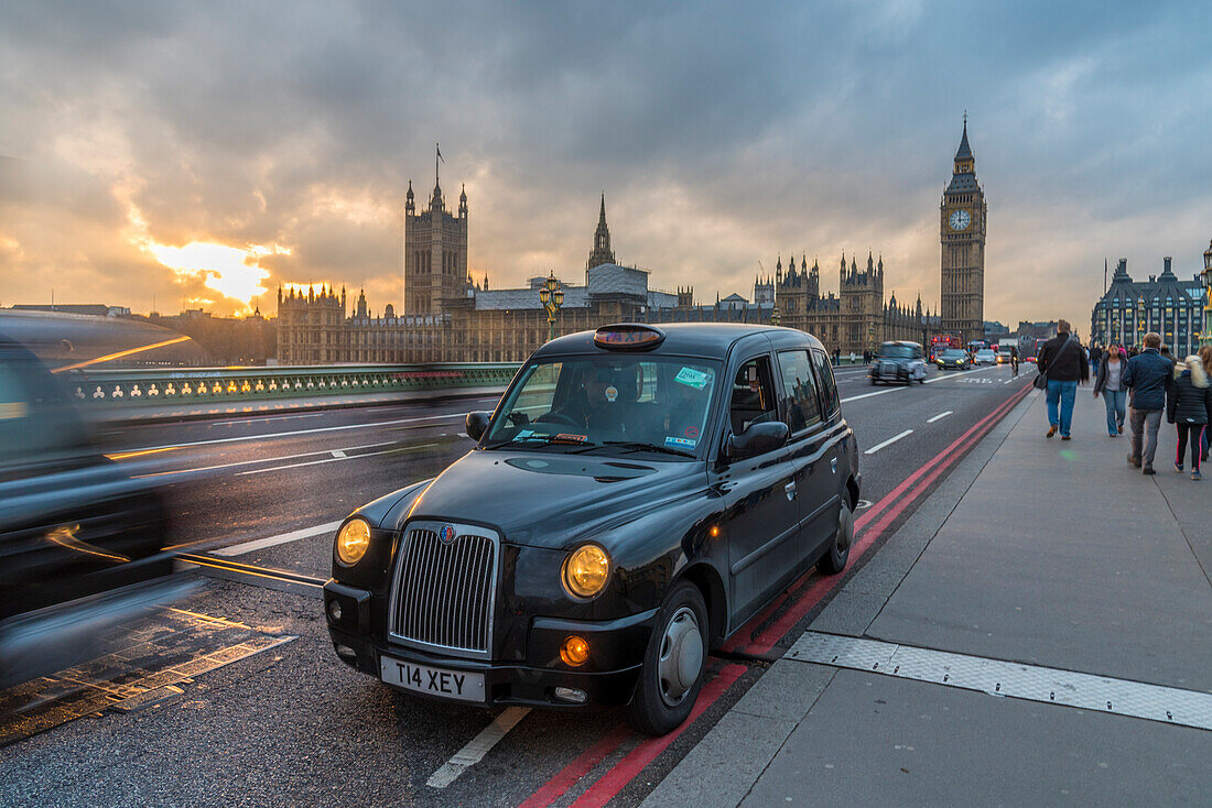 Sonnenuntergang über einem Taxi und Big Ben auf Westminster Bridge, London, England, Großbritannien, Europa