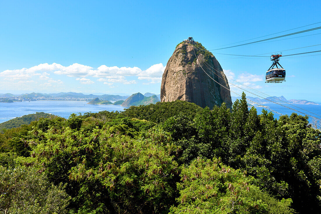 Cable car heading to Sugarloaf mountain seen from Morro da Urca, the first stop of the cable car, Rio de Janeiro, Brazil, South America