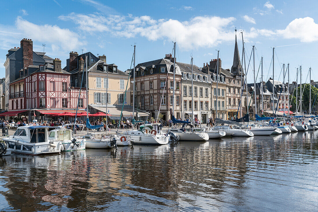 Boote im Hafen, Honfleur, Normandie, Frankreich, Europa