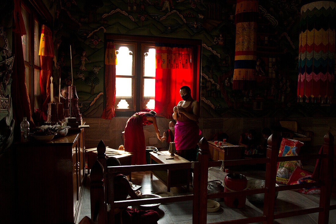 Buddhistische Mönche aus Bhutan machen Kerzen in ihrem Bhutan Tempel in Bodh Gaya, Bihar, Indien, Asien