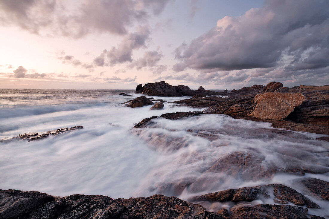 Rochers a St-Guénolé, Bretagne, Frankreich, Wellen in der Bretagne