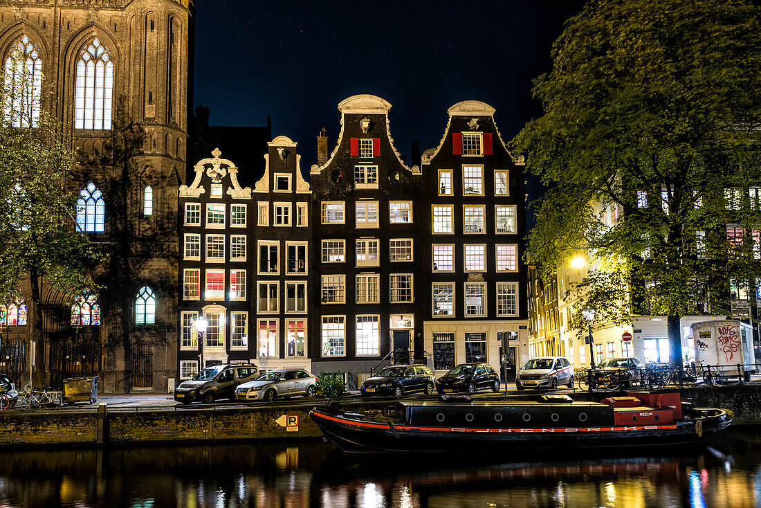 Amsterdam, die Niederlande, Europa, Traditionelle alte Gebäude spiegelt sich nachts im Kanal