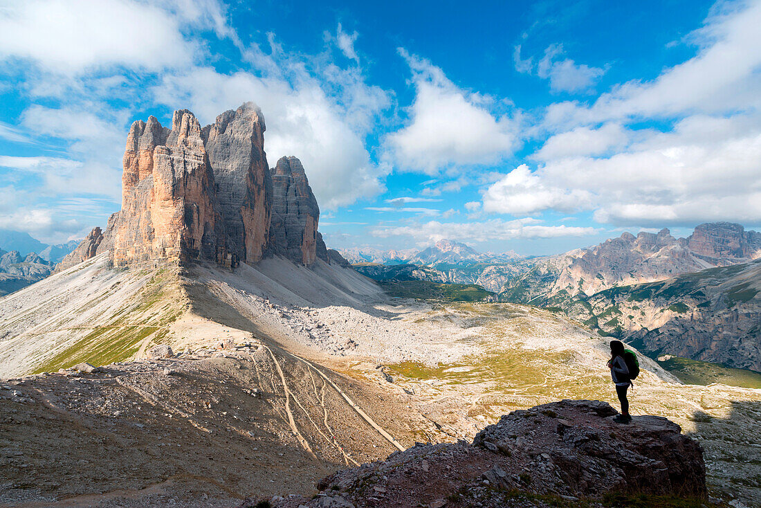 Europa, Italien, Dolomiten, Venetien, Belluno, Frau Wanderer bewundern Tre Cime di Lavaredo von Gräben des Ersten Weltkriegs auf dem Berg Paterno