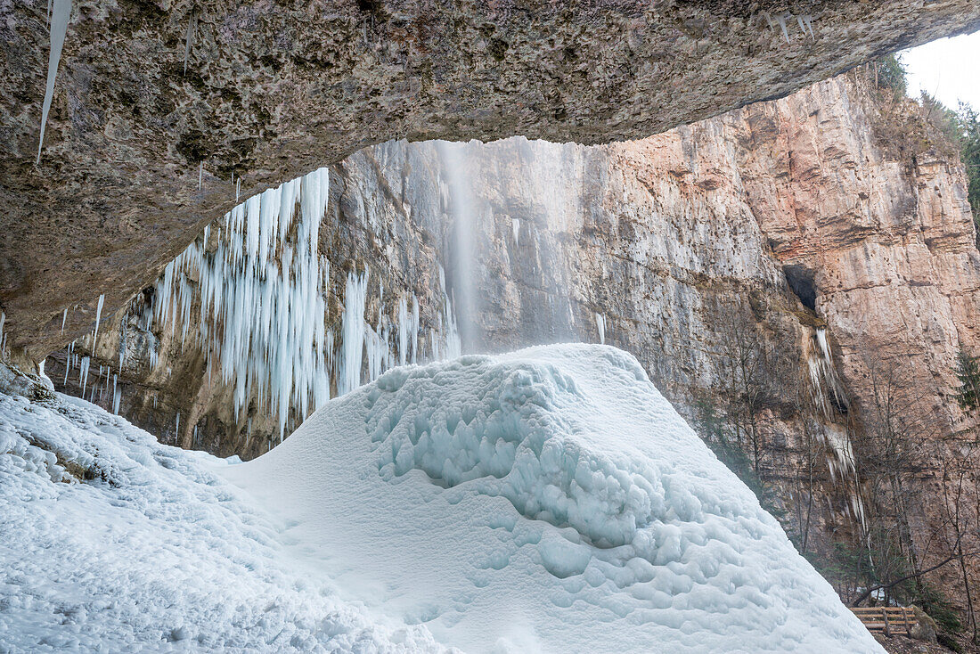 Italien, Trentino Südtirol, Non Valley, Blick von innen gefrorenem Wasserfall von Tret Stadt