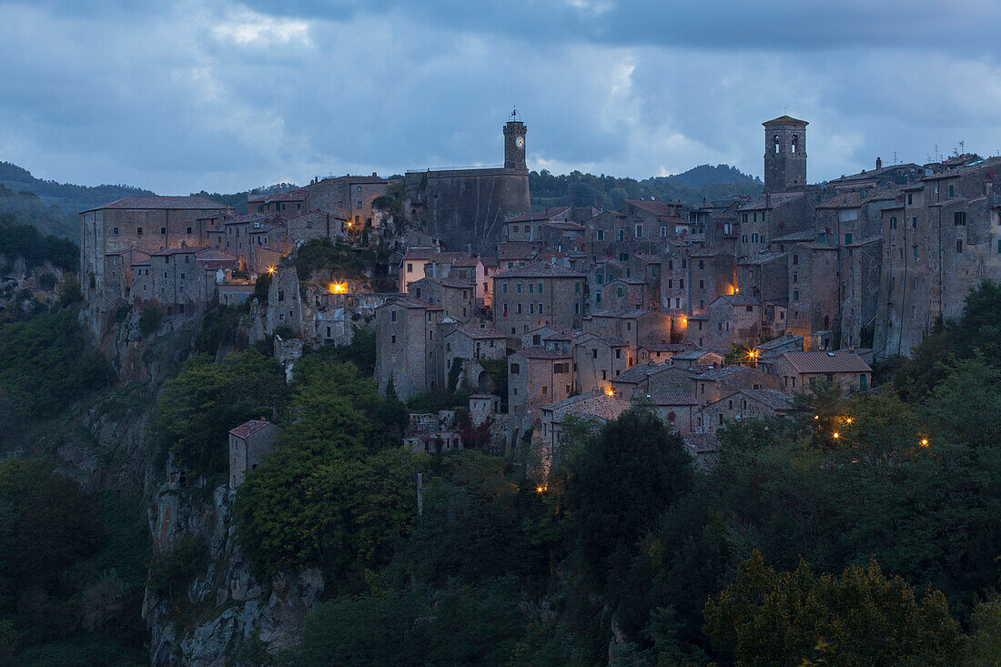 Dorf von Sorano im Morgengrauen, Sorano, Provinz Grosseto, Toskana, Italien, Europa