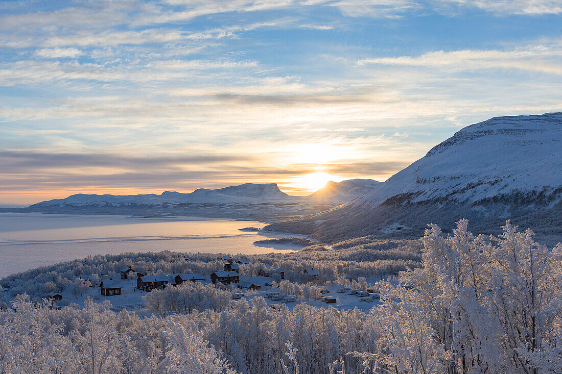 Die Sonne steigt über Lappland Door, Bjorkliden, Norbottens Ian, Schweden, Europa
