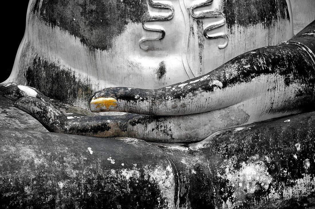 Details einer 14 Meter hohen Statue von Buddha in Sukhothai, Historischer Park in Thailand