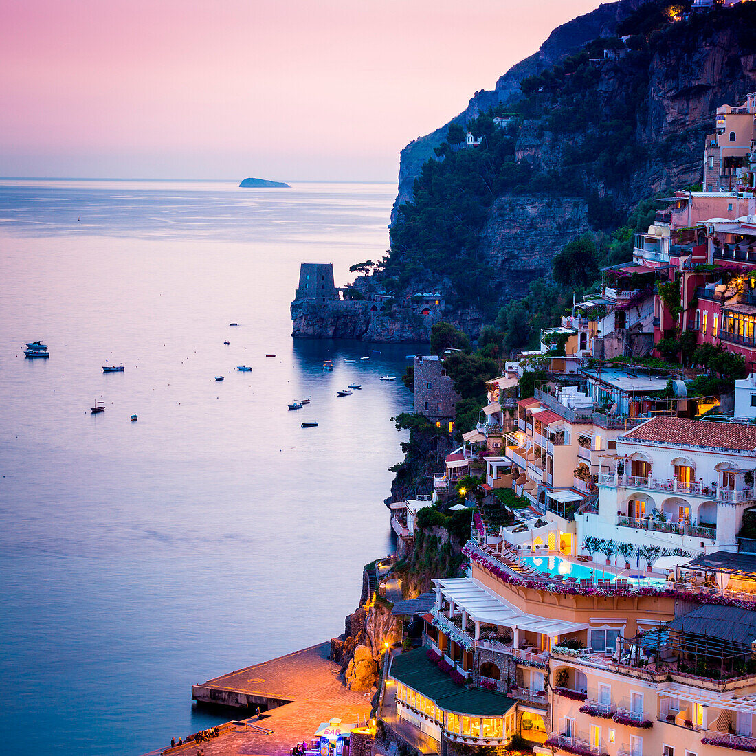 Positano, Amalfiküste, Kampanien, Sorrent, Italien, Blick auf die Stadt und das Meer in einem Sommer Sonnenuntergang