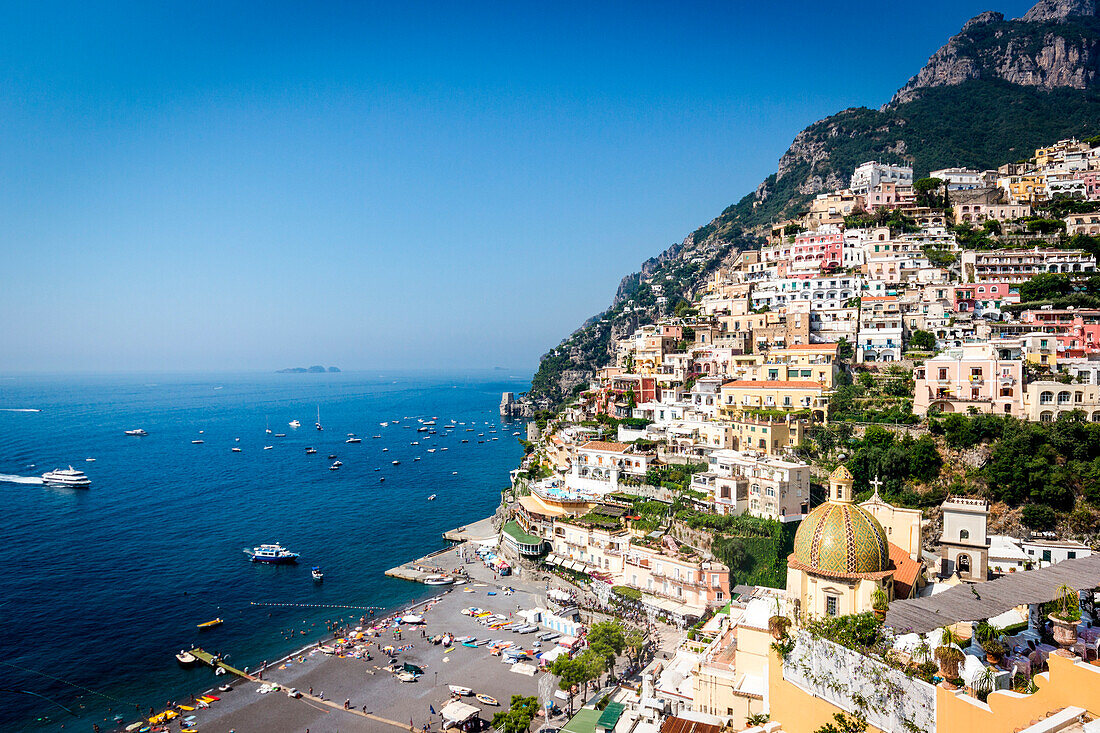 Positano, Amalfiküste, Kampanien, Sorrent, Italien, Blick auf die Stadt und das Meer an einem Sommertag
