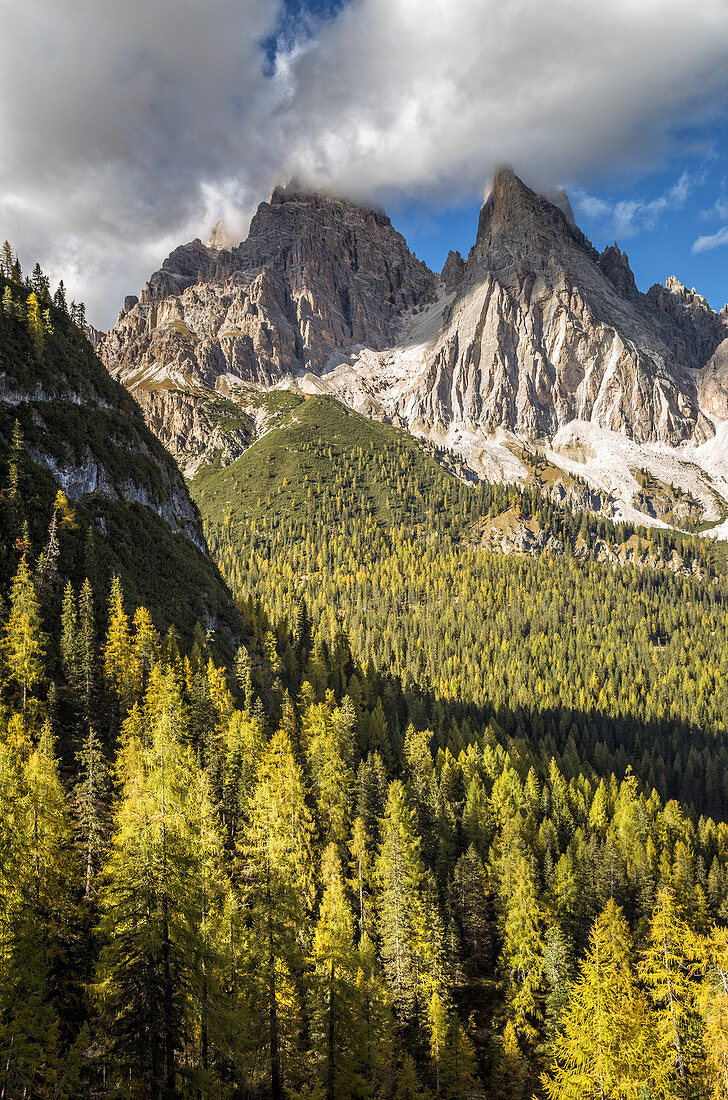 Berg Cristallo und Piz Popena im Herbst, Cortina d'Ampezzo, Bezirk Belluno, Venetien, Italien, Europa