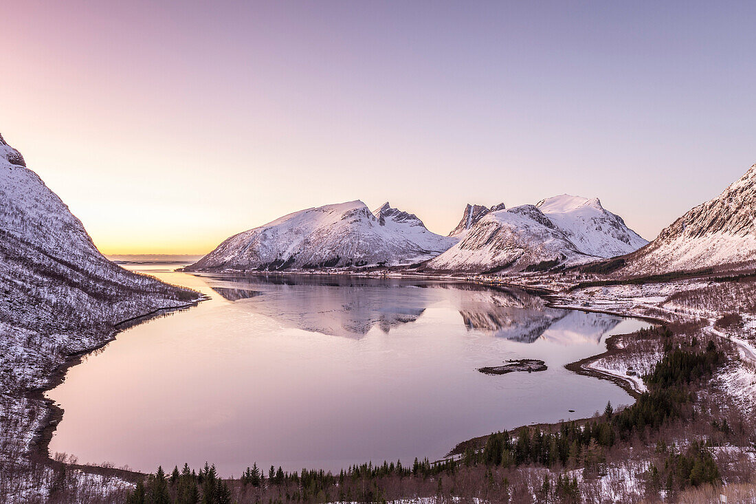 Sonnenuntergang in Bergsbotn, Berg, Senja, Norwegen, Europa