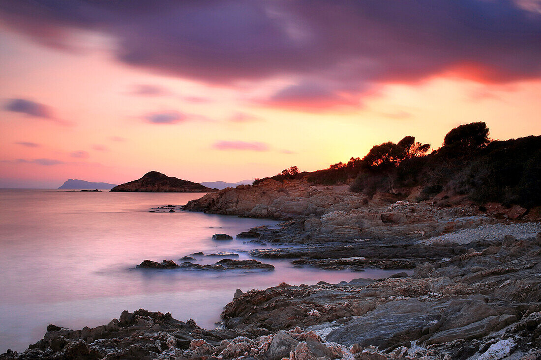 Sonnenuntergang über dem Meer, Chia Dorf, Cagliari Bezirk, Sardinien, Italien