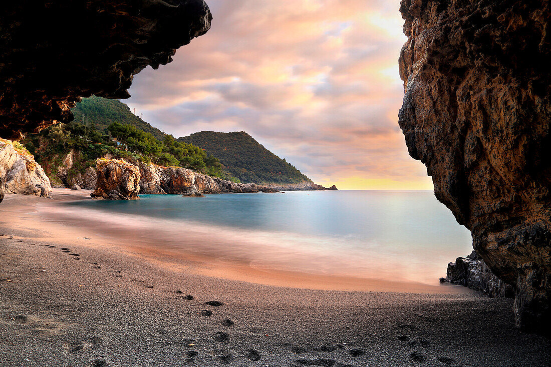 Marina di Maratea Strand bei Sonnenuntergang, Maratea Dorf, Potenza Bezirk, Basilikata, Italien