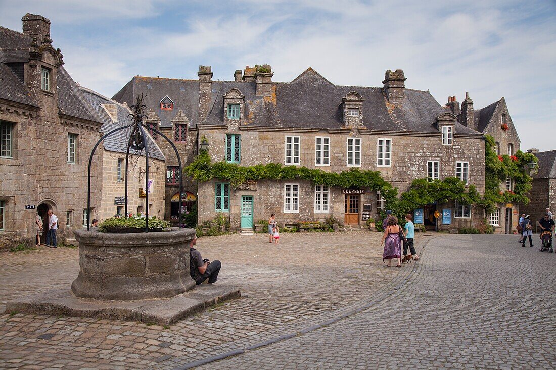 Locronan, Bretagne, Frankreich, Ein Blick auf den mittelalterlichen Platz