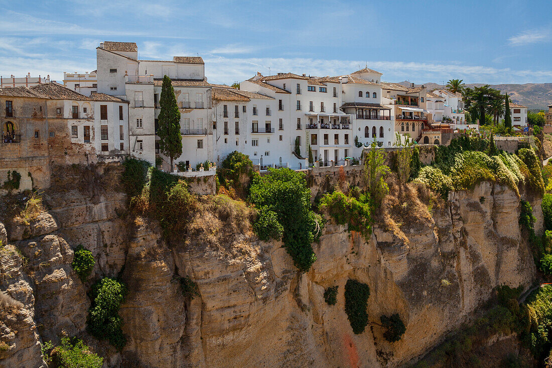 Ronda, Andalusien, Spanien, Ein Blick auf Ronda Stadt, dass es auf einem Plateau mit Blick auf die Ebene unten gebaut wurde