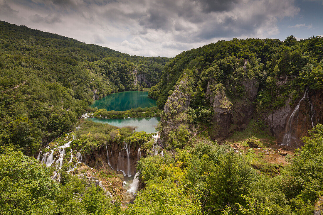 Plitvicer Nationalpark, Kroatien, Die unteren Seen von einem Aussichtspunkt in den Park