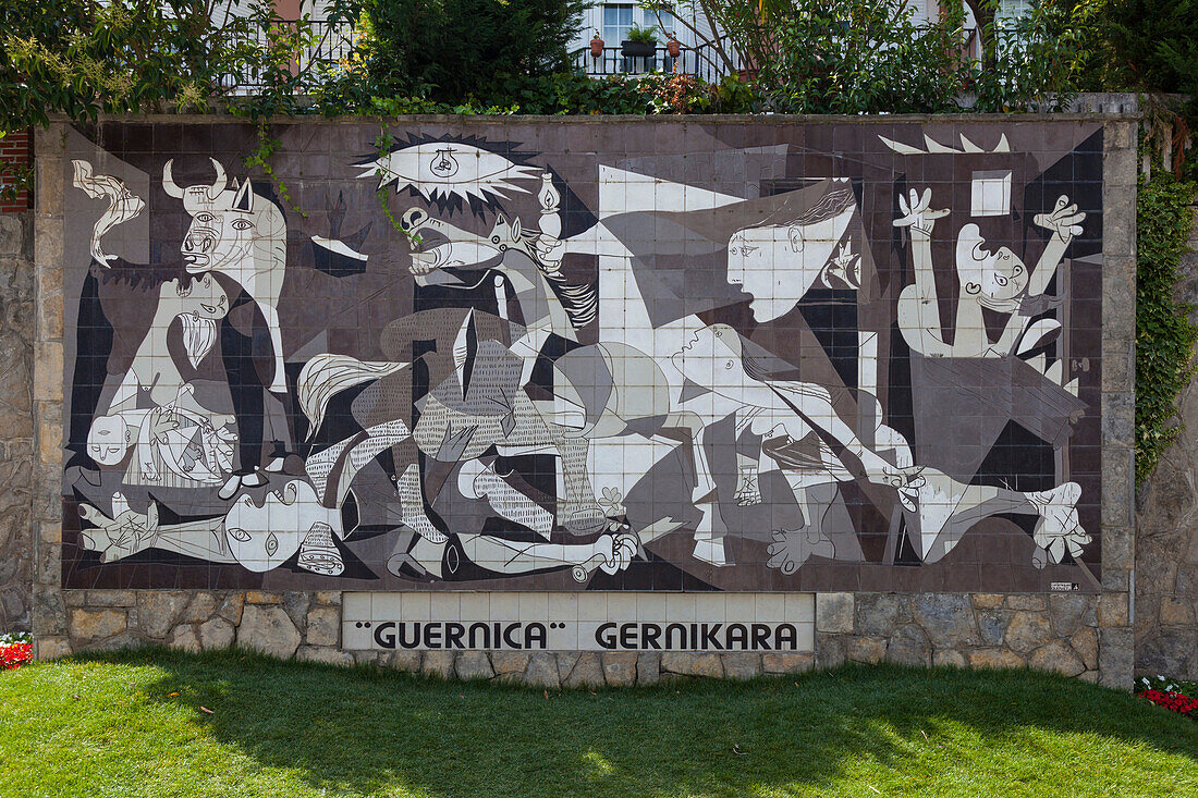 'Guernica y Luno, Biskay, Baskenland, Spanien, Die Reproduktion von ''Guernica'', Picasso, an der Wand'