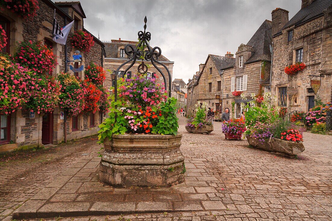 'Ein Besuch während der Sommersaison können Sie die schönen Blüten von Geranien, die dieses ruhige mittelalterliche Dorf schmücken, Rochefort-en-terre, Bretagne, Morbihan Abteilung, Frankreich, Es ist eines der Dörfer in der Liste der ''Villes et Dörfer f