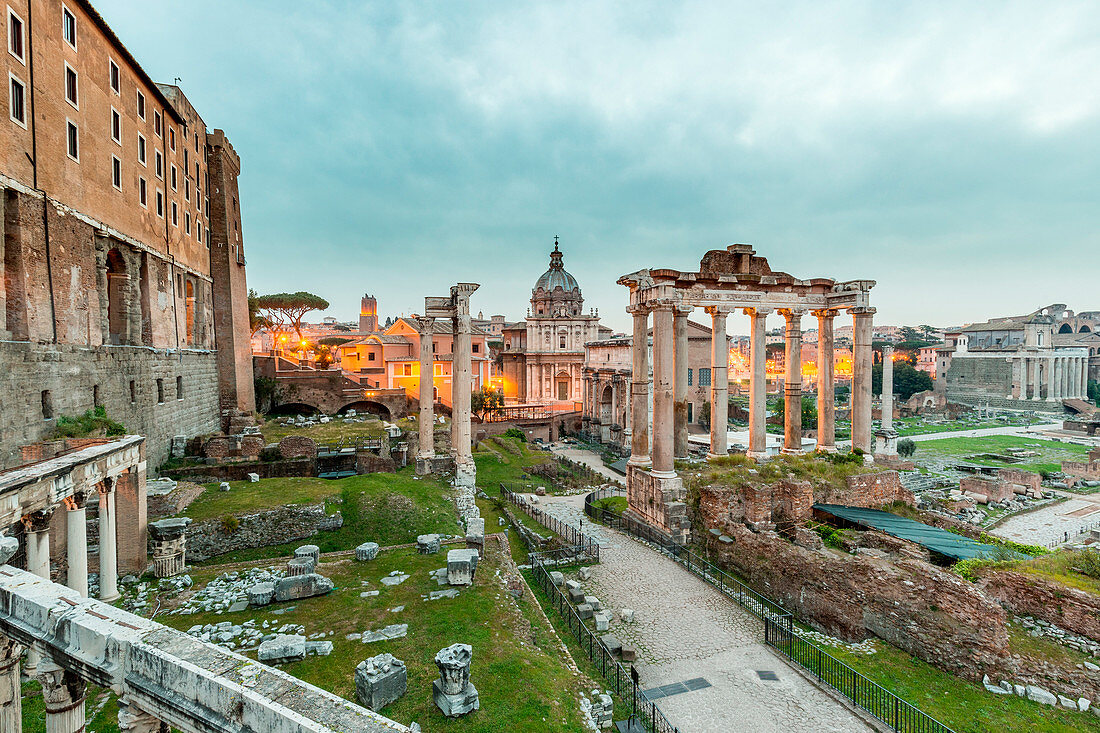 Europa, Italien, Latium, Rom, Sonnenaufgang auf Forum Romanum