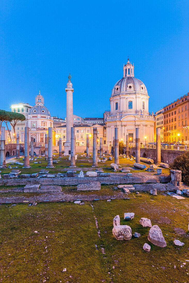Europa, Italien, Lazio, Rom, Sonnenaufgang am Trajan Forum