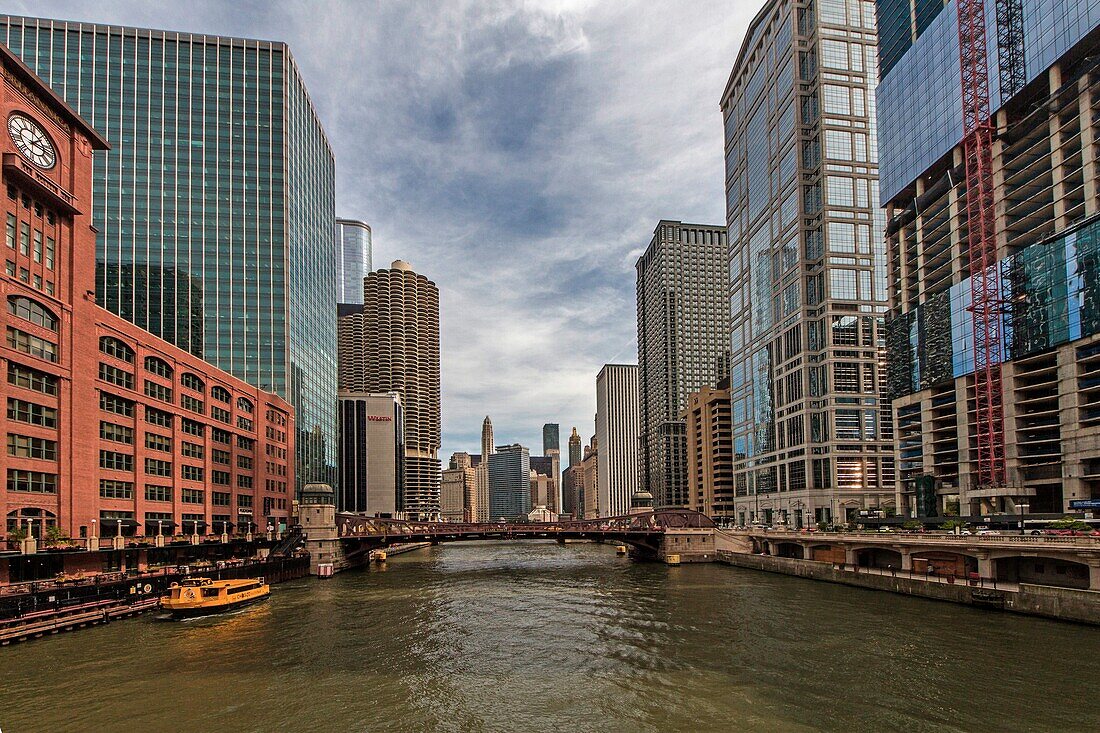 The Chicago river passes through the skyscrapers including Marina City Hotel and the Central Office Building, Chicago, Illinois, USA