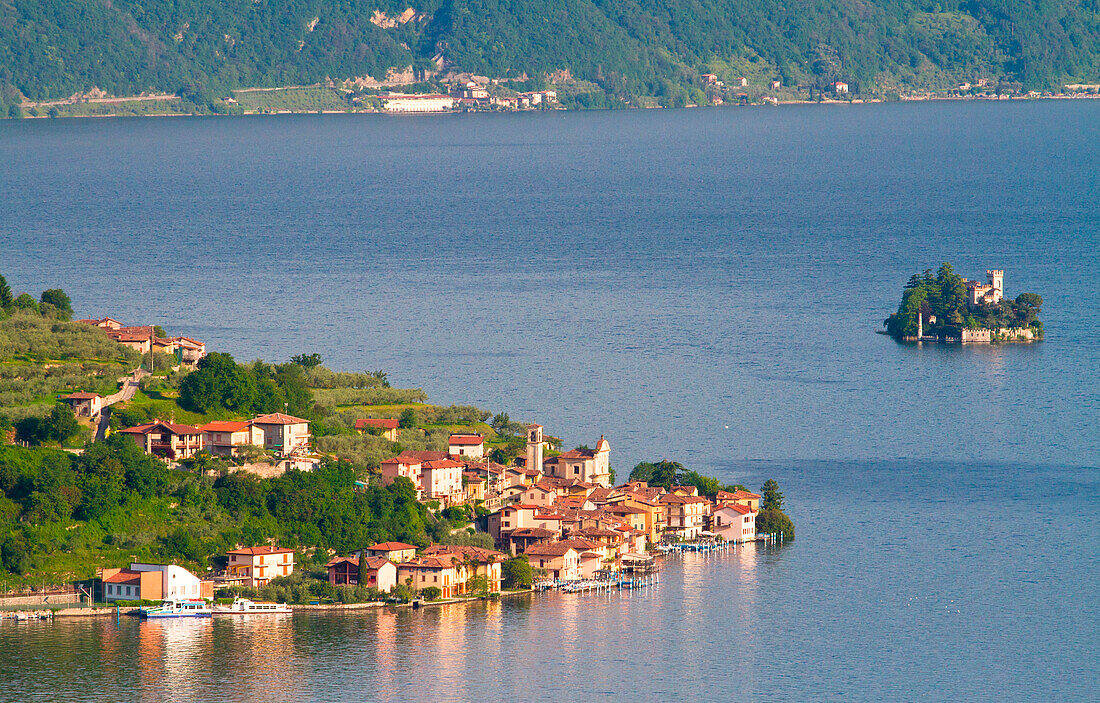 Europa, Italien, Lombardei, Die Stadt von Carzano im Zentrum des Iseosees in der Lombardei