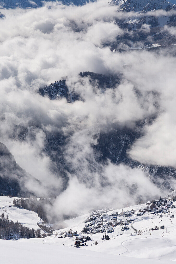 Blick auf Chamois im Winter aus dem Schrein Clavalite, Chamois, Valtournenche, Provinz Aosta, Aostatal, Italien, Europa