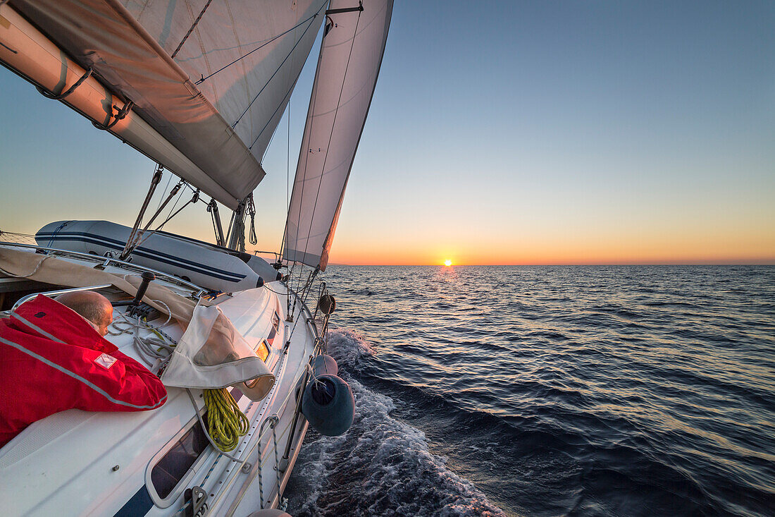 Segeln während des Sonnenaufgangs, Côte d'Azur, Alpes-Maritimes, Provence-Alpes-Côte d'Azur, Frankreich, Balearen, Mittelmeer, Europa