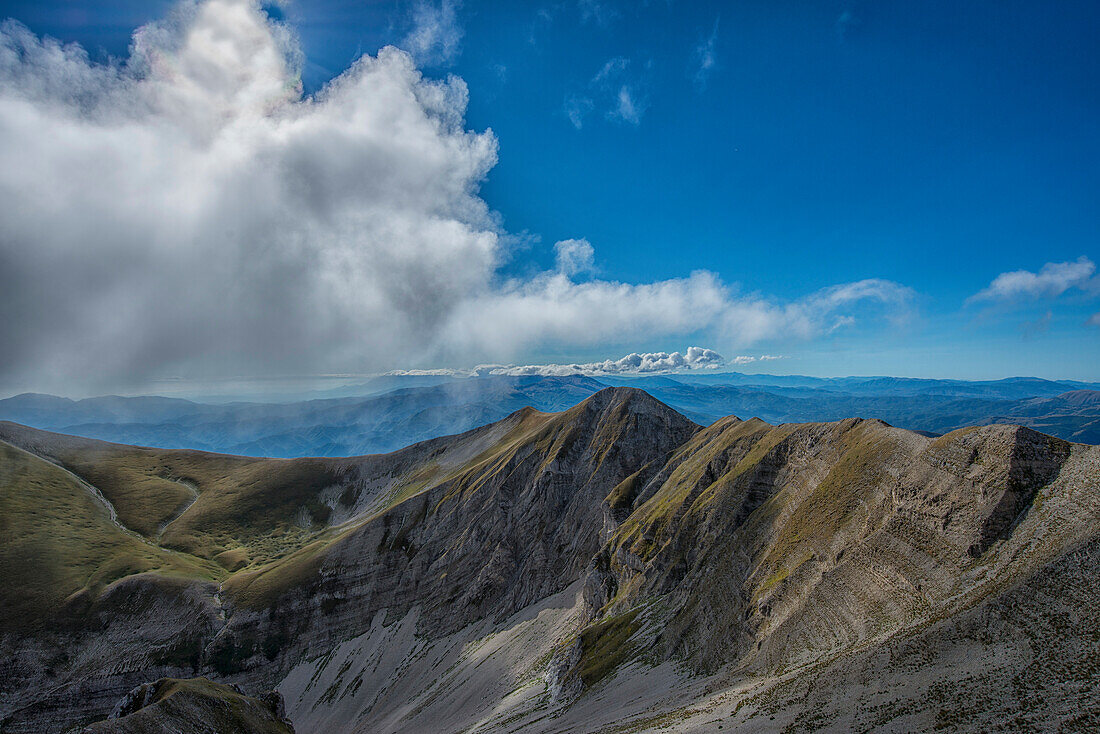 Cima da Lago Gipfel und Redentore Gipfel auf dem Berg Vettore, Monti Sibillini NP, Umbrien, Italien