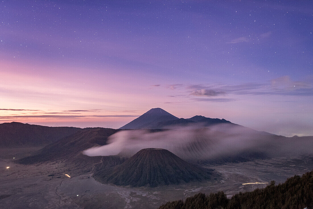 Java, Indonesien, Südostasien, Erhöhte Ansicht des Mount Bromo bei Sonnenaufgang